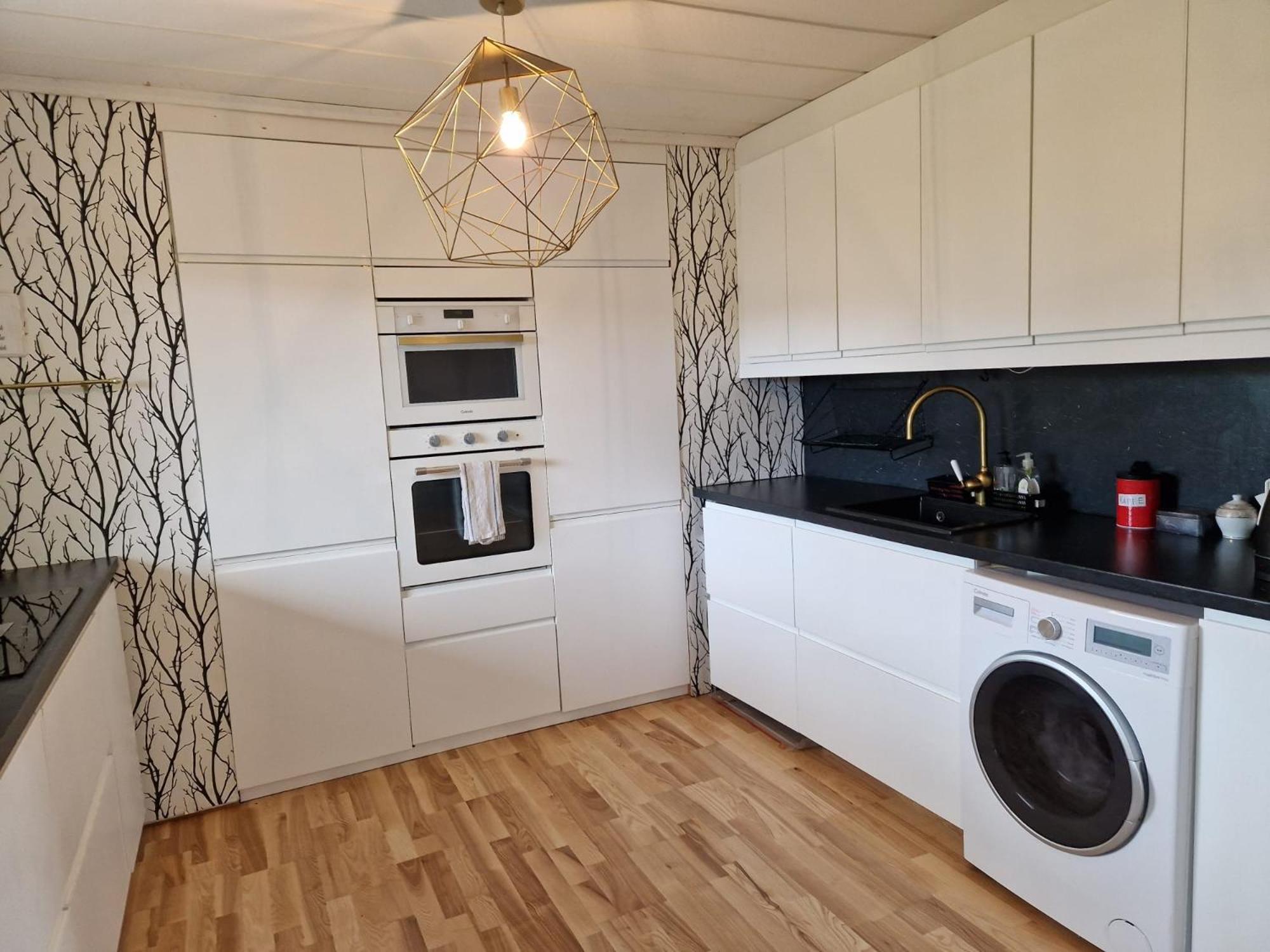 Villa Med Egen Parkering. Moejlighet Att Boka Fran 1 Och Upp Till 5 Personer. Orebro Exterior photo