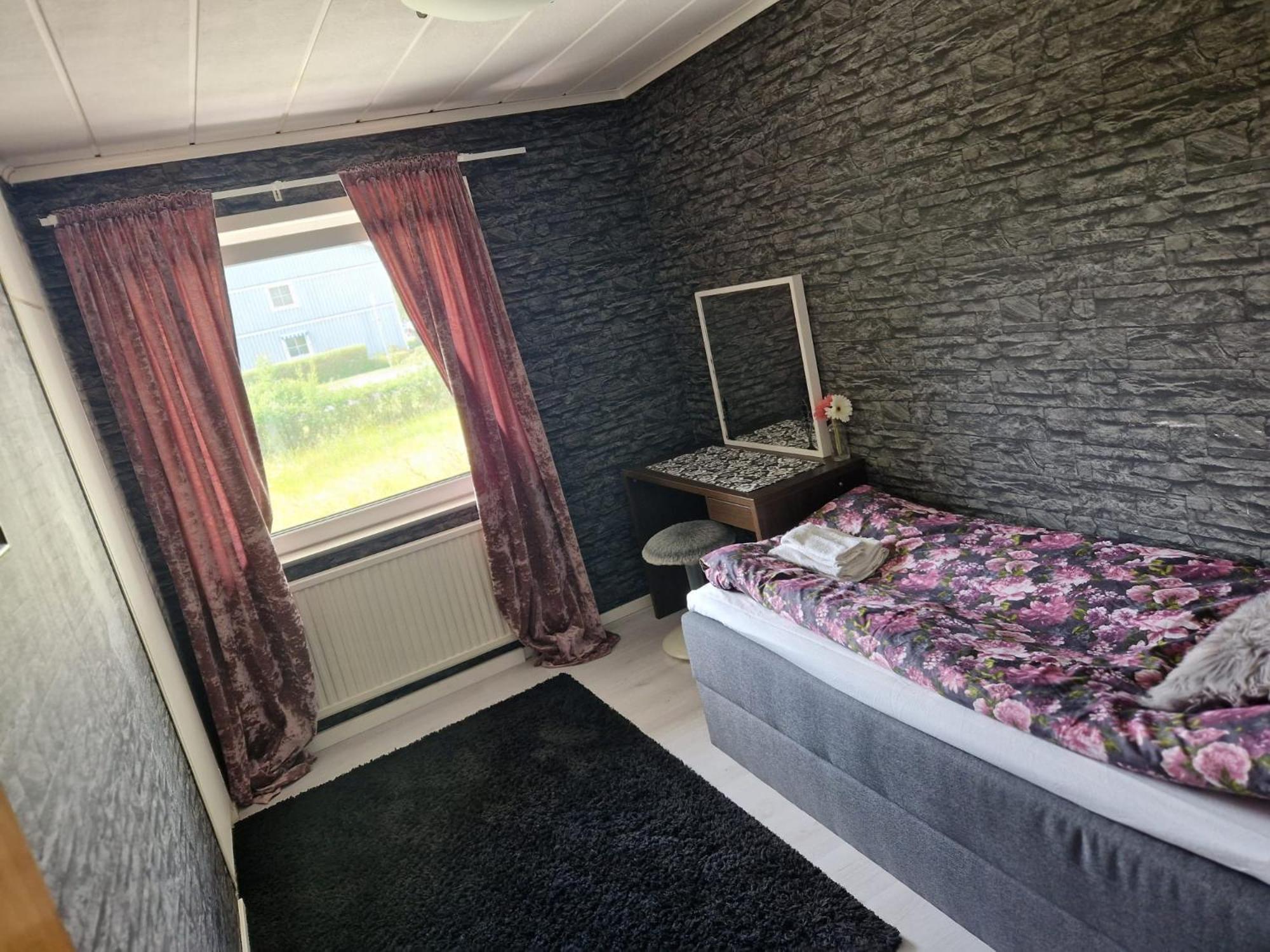 Villa Med Egen Parkering. Moejlighet Att Boka Fran 1 Och Upp Till 5 Personer. Orebro Exterior photo