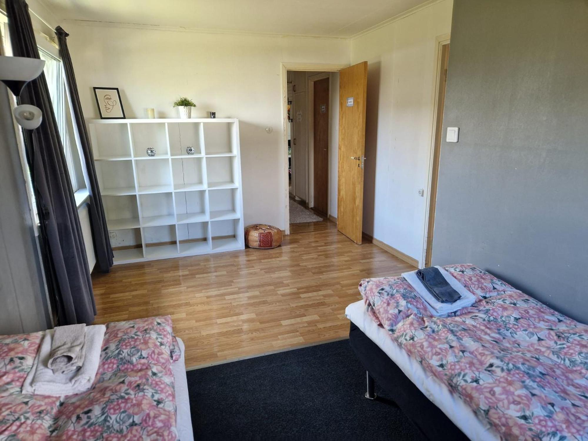 Villa Med Egen Parkering. Moejlighet Att Boka Fran 1 Och Upp Till 5 Personer. Orebro Exterior photo