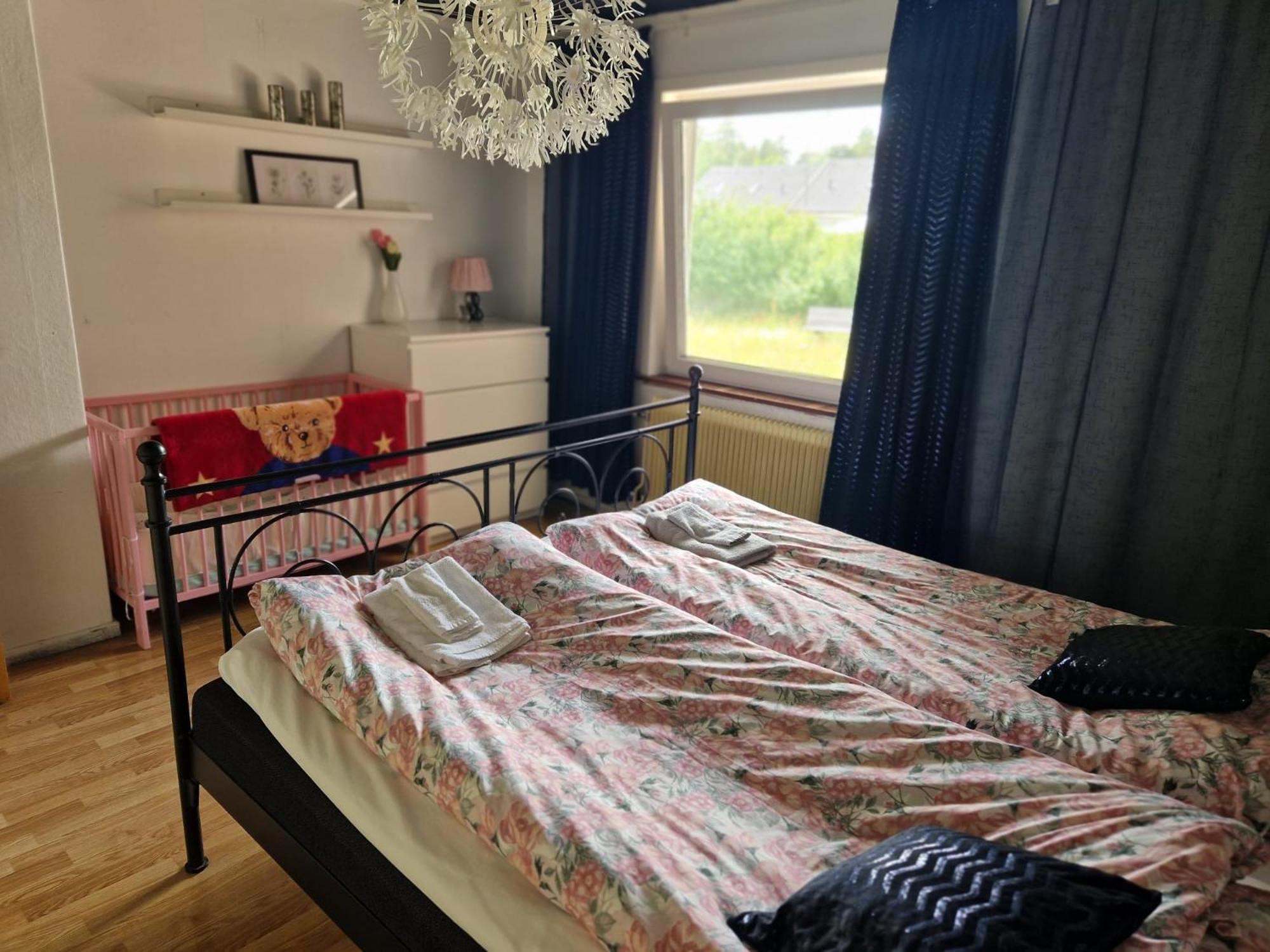 Villa Med Egen Parkering. Moejlighet Att Boka Fran 1 Och Upp Till 5 Personer. Orebro Exterior photo